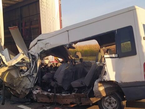 В Угорщині мікроавтобус зіткнувся з вантажівкою. ЗМІ пишуть про одного загиблого українця