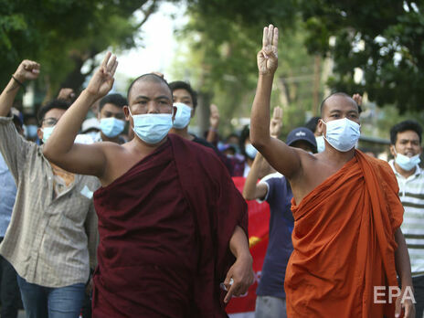 В Мьянме буддийские монахи вышли на протесты против военной диктатуры