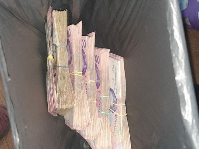 В Бердянске женщина нашла в мусорке пакет с деньгами и вернула его владельцу. Он дал 100 гривен в знак благодарности