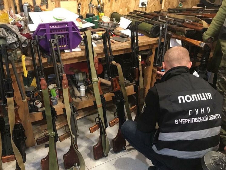 У Чернігові в гаражі автокооперативу виявили арсенал зброї: від гранат до кулеметів – поліція