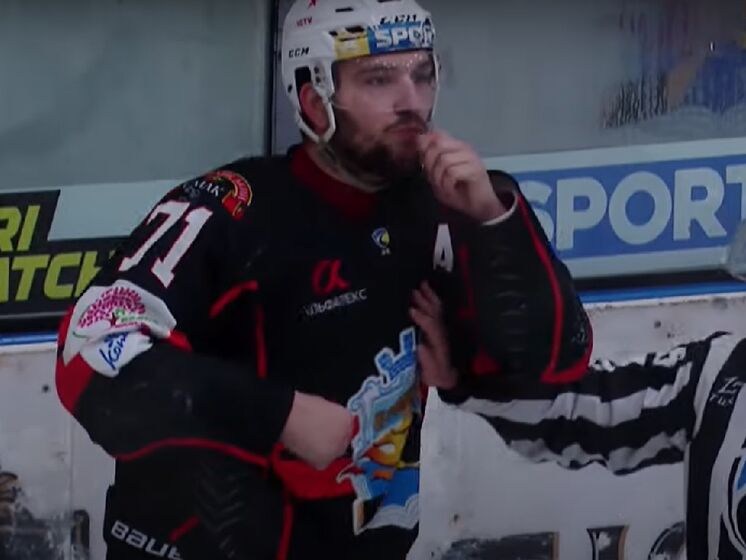 В матче Украинской хоккейной лиги произошел скандал – темнокожему показали процесс поедания банана. Видео