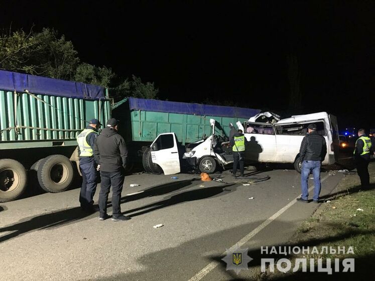 У Миколаївській області зіткнулися мікроавтобус і дві вантажівки. Четверо людей загинули