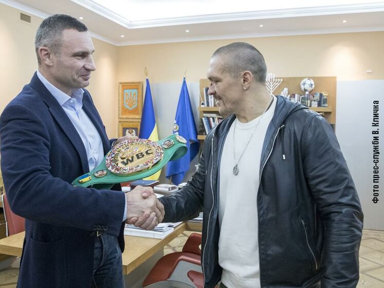 Кличко поздравил Усика с победой и подарил ему пояс чемпиона по версии WBC