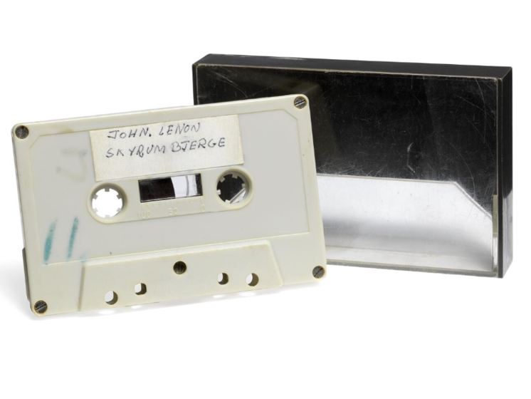 У Данії продали касету з невиданою піснею Джона Леннона і Йоко Оно. Її записали школярі понад 50 років тому
