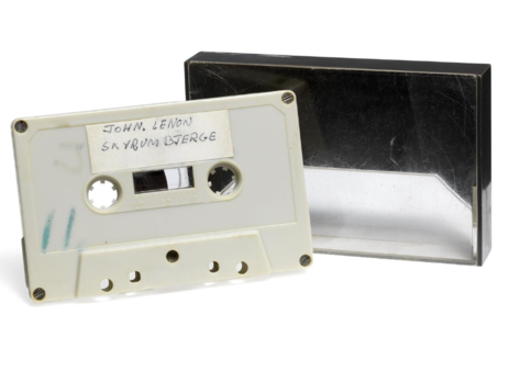 В Дании продали кассету с неизданной песней Джона Леннона и Йоко Оно. Ее записали школьники более 50 лет назад