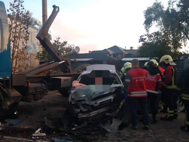 Под Киевом легковой автомобиль столкнулся с грузовиком: два человека погибли, трое в больнице