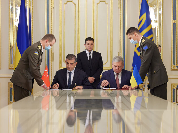 Украина и Турция подписали меморандум о создании учебно-испытательного центра по эксплуатации беспилотников Bayraktar