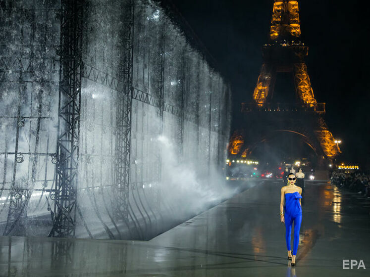 Гуркітливий водоспад і штучний дощ. У Парижі перед Ейфелевою вежею відбувся показ нової колекції Saint Laurent