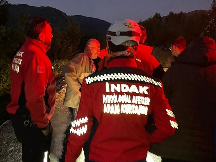 В Турции пьяный мужчина искал себя в лесу со спасателями