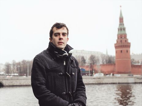 ФСБ Росії шукає головного редактора видання The Insider, яке розслідувало справу MH17 і отруєння Навального. У його батьків провели обшуки