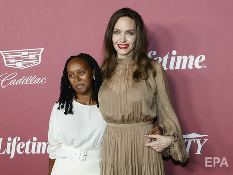 Джоли появилась на церемонии вручения премии Power of Women вместе с дочерью Захарой