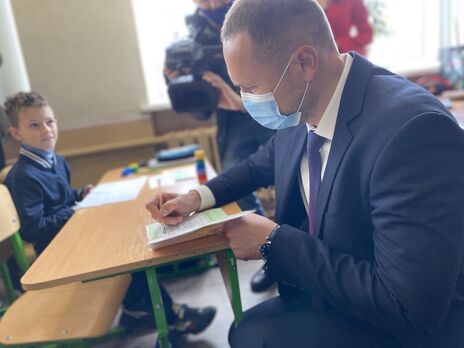 Щонайменше одну дозу вакцини проти коронавірусу ввели майже 78% українських вчителів – Шкарлет