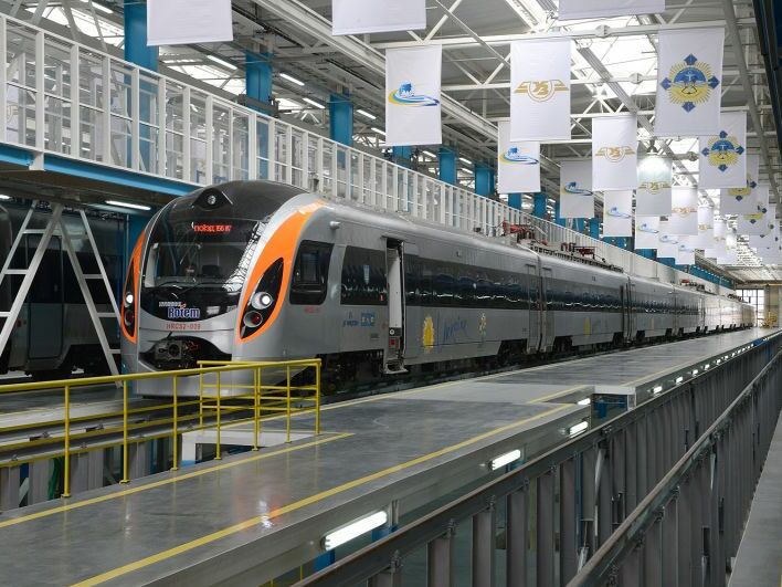 "Укрзалізниця" начала продажу билетов на поезда дальнего следования через мессенджеры