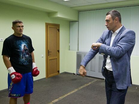 Виталий Кличко (справа) обещал Усику (слева), что он будет чемпионом мира