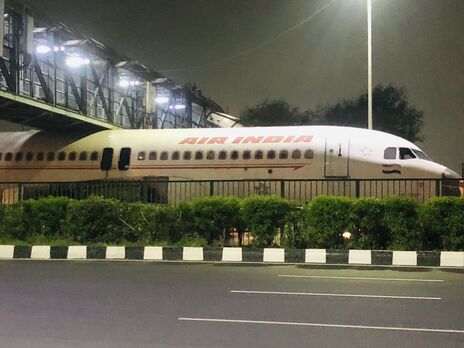 В Індії літак застряг під пішохідним переходом. Відео