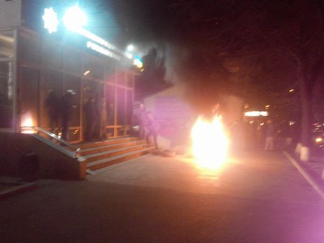 В управление черкасской полиции прорвались активисты, требуя не допустить назначения экс-советника Кернеса главой управления