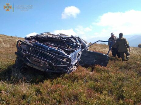 У Карпатах перекинувся автомобіль із туристами – водій хотів заїхати на вершину на джипі