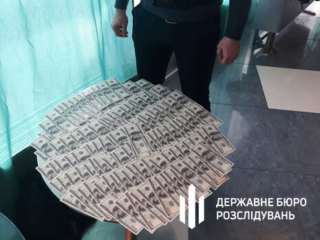 Двоє харківських адвокатів за $15 тис. обіцяли чоловікові працевлаштувати його у ДБР – прокуратура