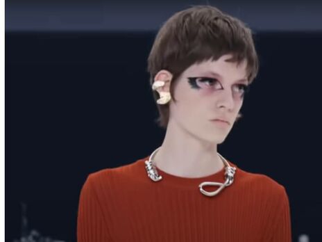 На показе Givenchy несколько моделей вышли на подиум с украшениями на шее, напоминающими петли
