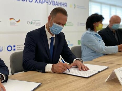 В Україні щонайменше одну дозу вакцини проти коронавірусу отримав 81% вчителів