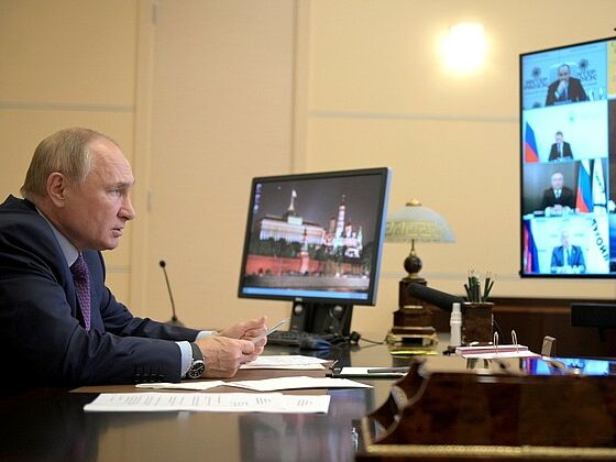 Путин заявил, что "Газпром" превысит обязательства по транзиту газа через Украину, но наращивать поставки не будет