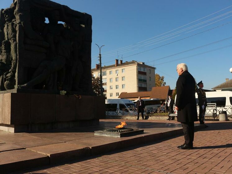 Штайнмаєр в Україні вшанував пам'ять жертв Корюківської трагедії 1943 року
