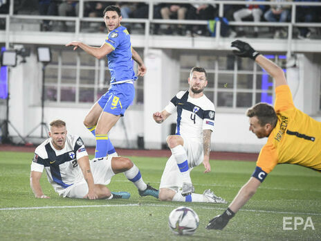 Второй мяч сборной Украины забил Яремчук (в синей форме)