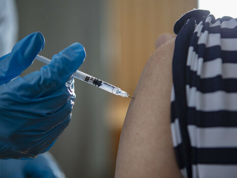 С начала кампании по иммунизации в Украине сделали более 13,6 млн прививок от коронавируса