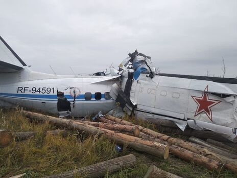 Жертвами аварії літака у РФ стало 16 осіб, ЗМІ дізналися причину його падіння
