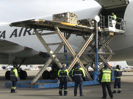 В Украину прибыл груз с помощью от США. В нем медицинские принадлежности, вооружение и боеприпасы