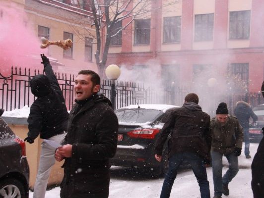 Нацболы атаковали здание консульства Украины в Санкт-Петербурге
