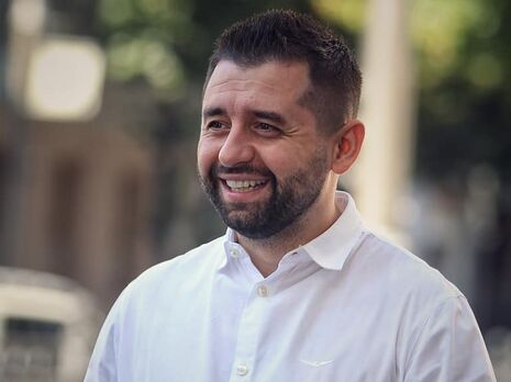 Отец шестерых детей Арахамия: Думаем с женой, беременеть ли ей еще раз. Или кого-то усыновим