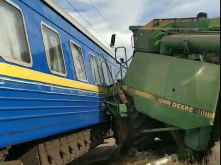 Пасажирський поїзд "Бахмут – Львів" зіткнувся з комбайном, пошкоджено локомотив та шість вагонів – "Укрзалізниця"