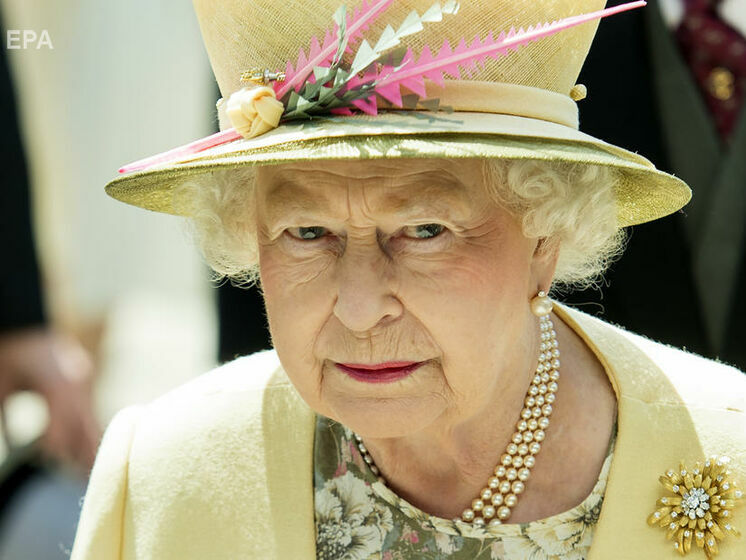 95-річна Єлизавета II уперше за 18 років з'явилася на людях із тростиною