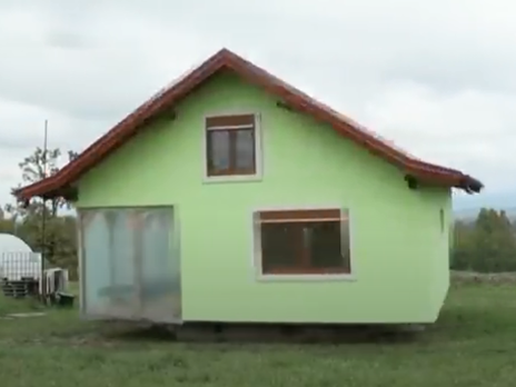 В Боснии и Герцеговине 72-летний мужчина построил для жены вращающийся дом. Ей не нравились виды из окон