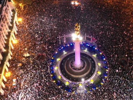 В центре Тбилиси десятки тысяч человек требовали освободить Саакашвили. Трансляция