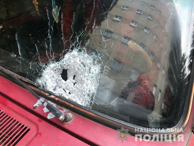 В Черновцах обстреляли автомобиль на ходу, два человека ранены