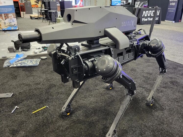 На военной выставке в США показали робота-пса, вооруженного снайперской винтовкой