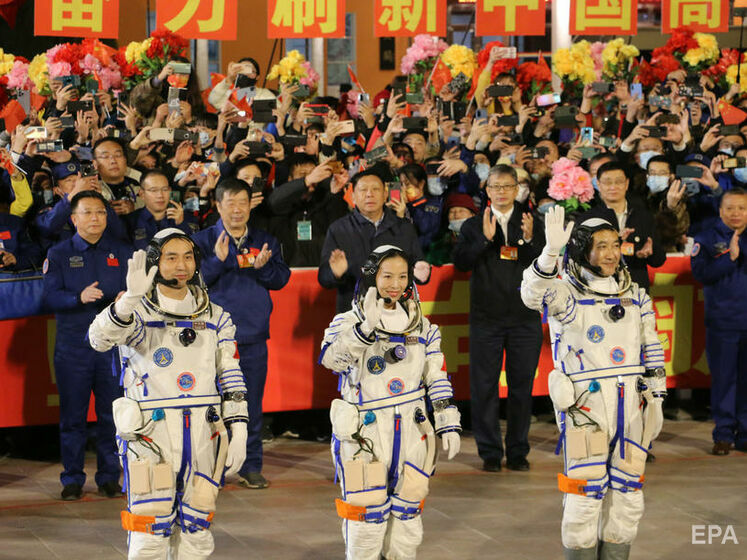 Китай доставил трех космонавтов на свою строящуюся орбитальную станцию
