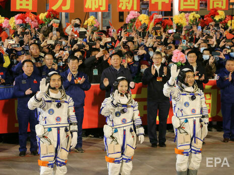 Китай доправив трьох космонавтів на свою орбітальну станцію, яку будують