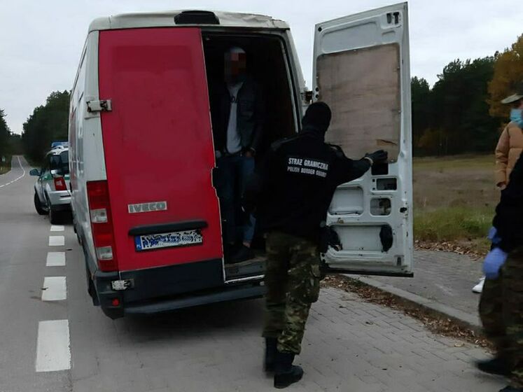 Польські прикордонники повідомили про затримання українця, який віз 27 нелегалів з Іраку