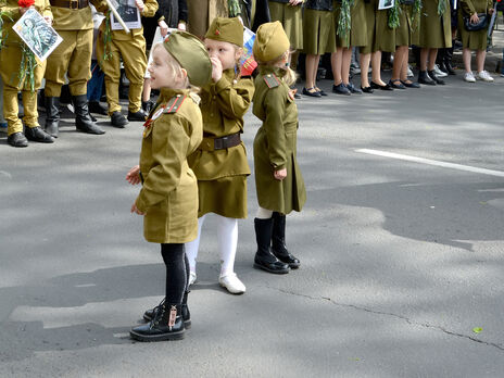 Детей в оккупированном Крыму с младших классов воспитывают с военным уклоном и учат обращаться с тяжелым вооружением – прокуратура 