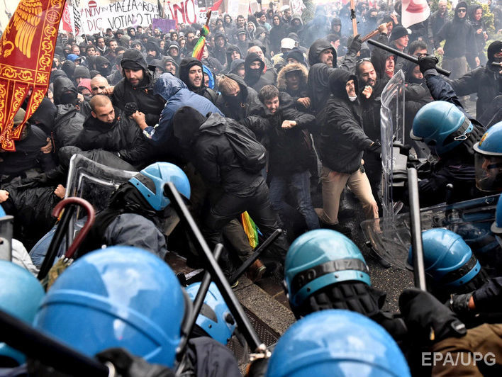 В Италии в ходе антиправительственного протеста активисты бросали петарды, полиция ответила слезоточивым газом