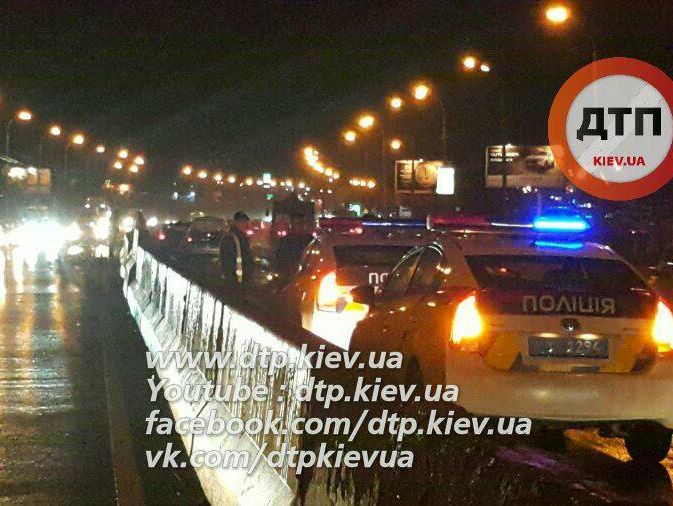 В Киеве отец с шестилетним сыном на спор перебегали дорогу: мужчина погиб, ребенок в реанимации