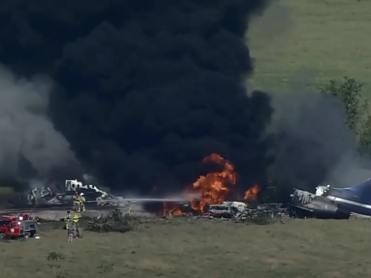 У Техасі впав і загорівся літак. На його борту перебувало понад 20 пасажирів. Відео