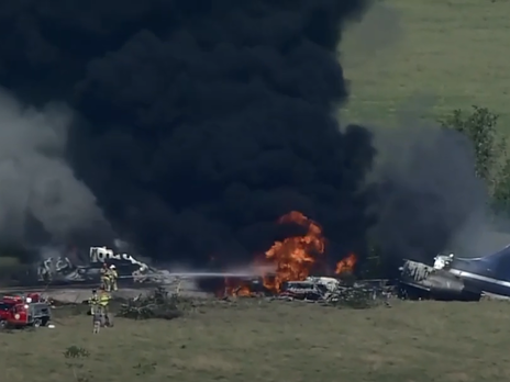 В Техасе упал и загорелся самолет. На его борту находилось более 20 пассажиров. Видео