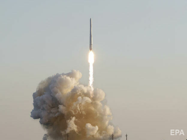 У Південній Кореї запустили першу космічну ракету власного виробництва. Вона не вивела макету супутника на орбіту