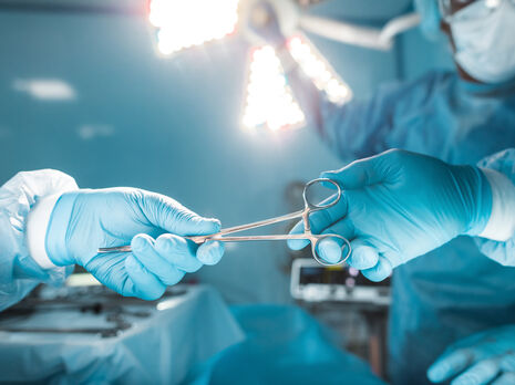 Американські хірурги вперше успішно пересадили свинячу нирку людині