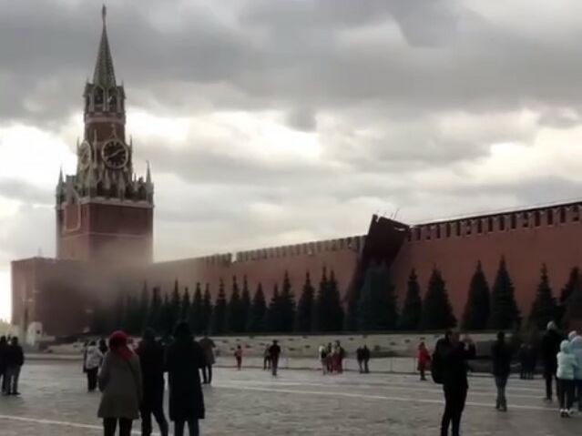 В Москве ураган сорвал строительные леса и повредил стену Кремля. Видео