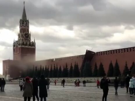 У Москві ураган зірвав будівельне риштування і пошкодив стіну Кремля. Відео
